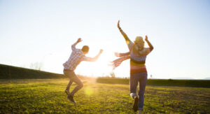 10 طرق لترفع مستوى “هرمون السعادة” في جسمك وتتخلَّص من الحزن والقلق